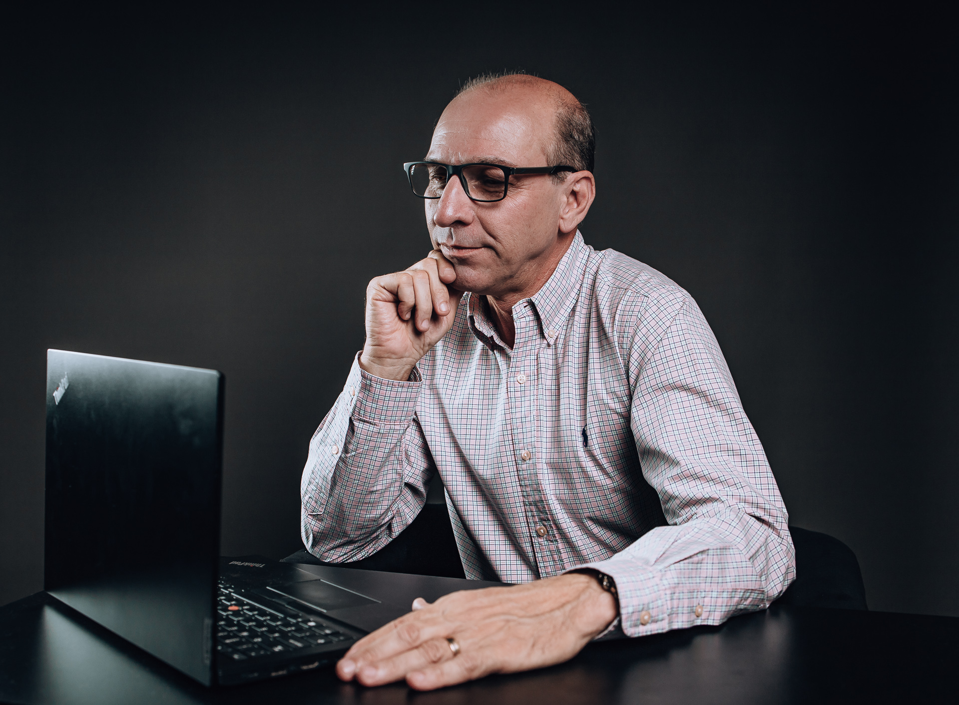 Carlos Souza trabalhando em computador